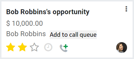 Una tarjeta de oportunidad en la aplicación CRM de Odoo con la opción de agregar el contacto a la cola de llamadas.