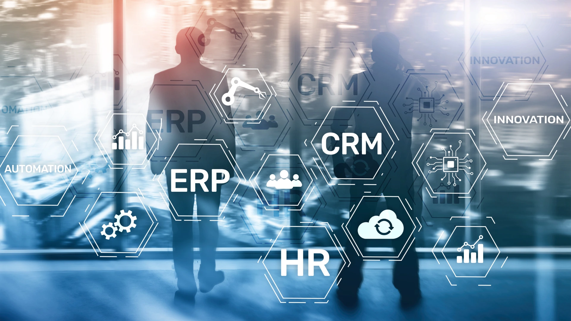 Due professionisti circondati da icone esagonali interconnesse che rappresentano ERP, CRM, HR, automazione, innovazione e tecnologia cloud