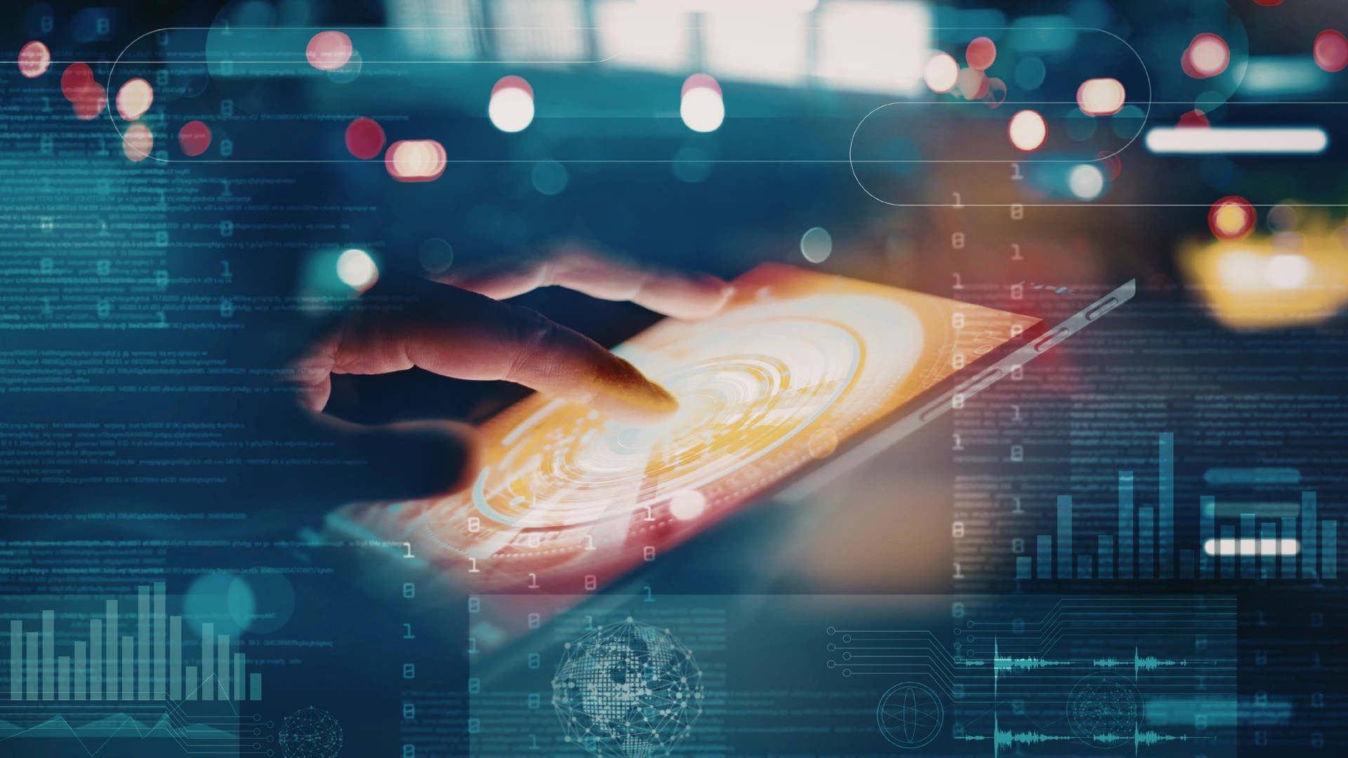 Mano che tocca tablet connesso azienda digitale dati visione d'insieme ERP