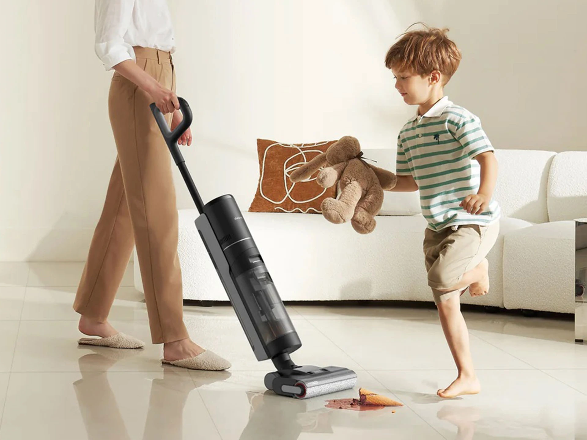 TEQPHONE smart home distribution: Modern vacuum cleaner in a family household setting.