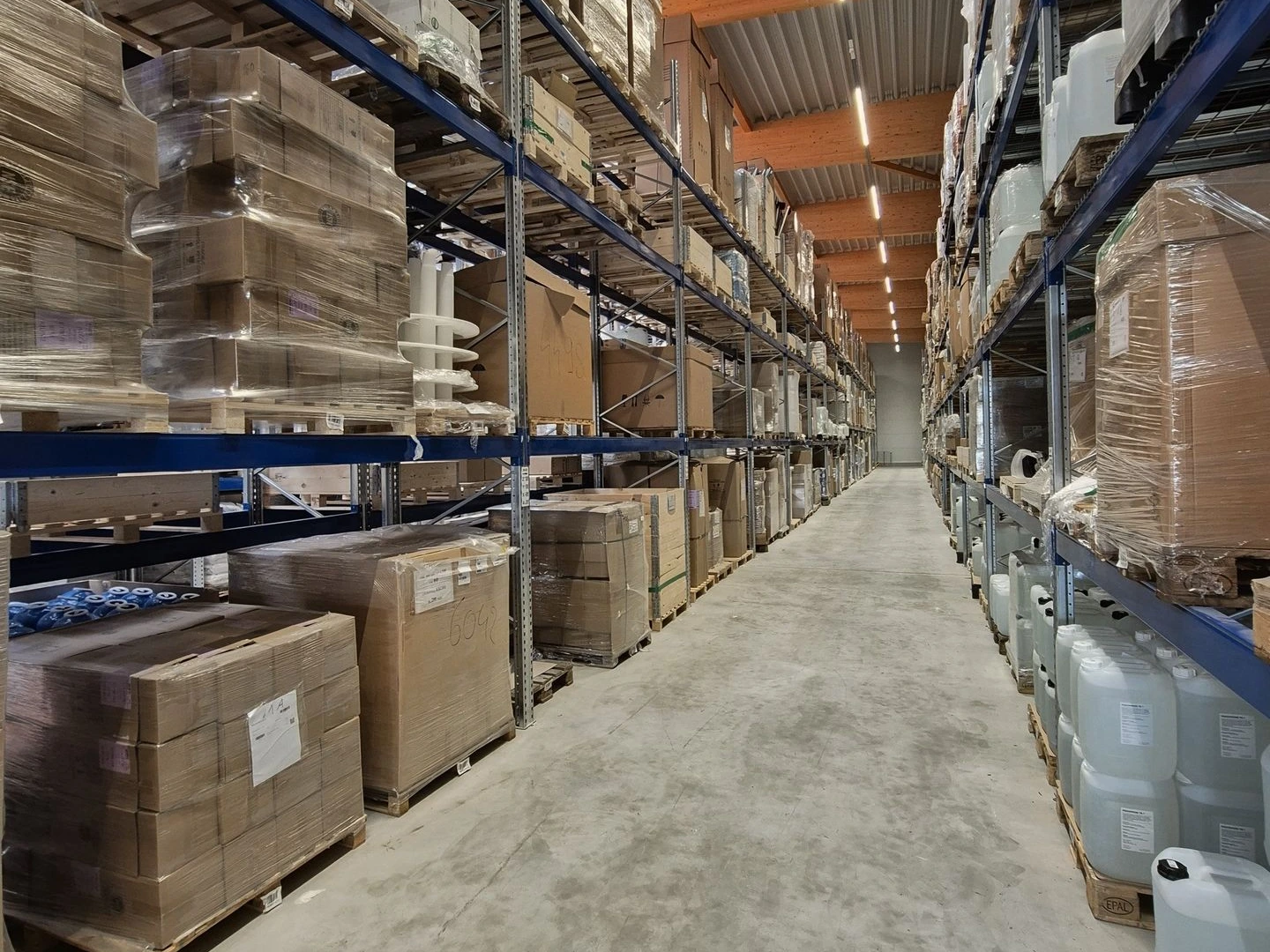 Interior of the new ENFIDO warehouse with large pallet racks managed by Odoo Inventory.