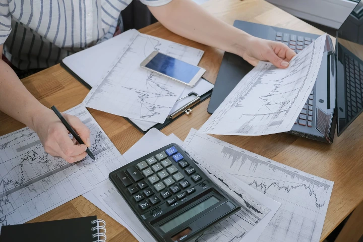 Contadora viendo su estado financiero