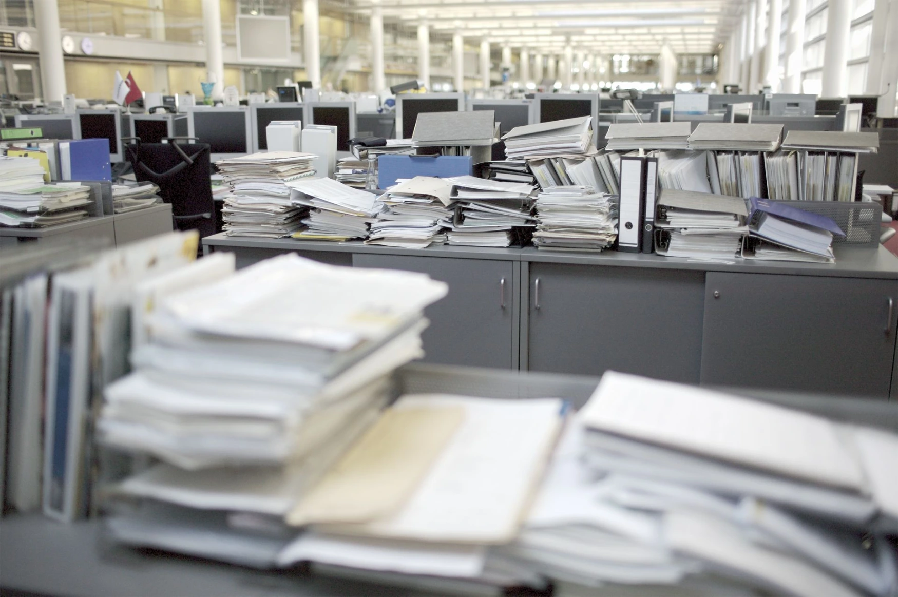 Oficina desordenada con muchos papeles
