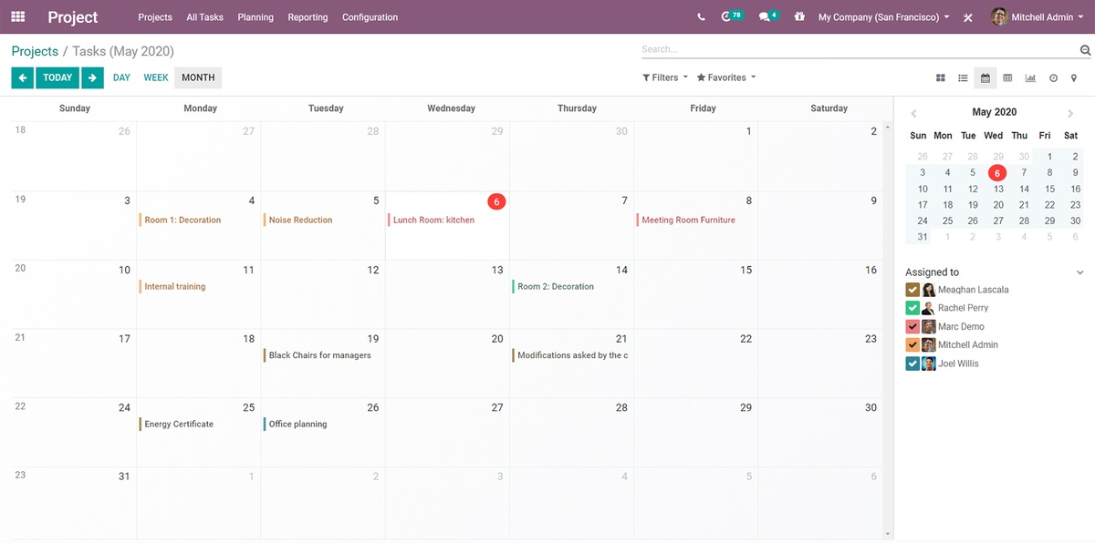 Tareas asignadas por colores en la interfaz de calendario de la aplicación Proyecto de Odoo