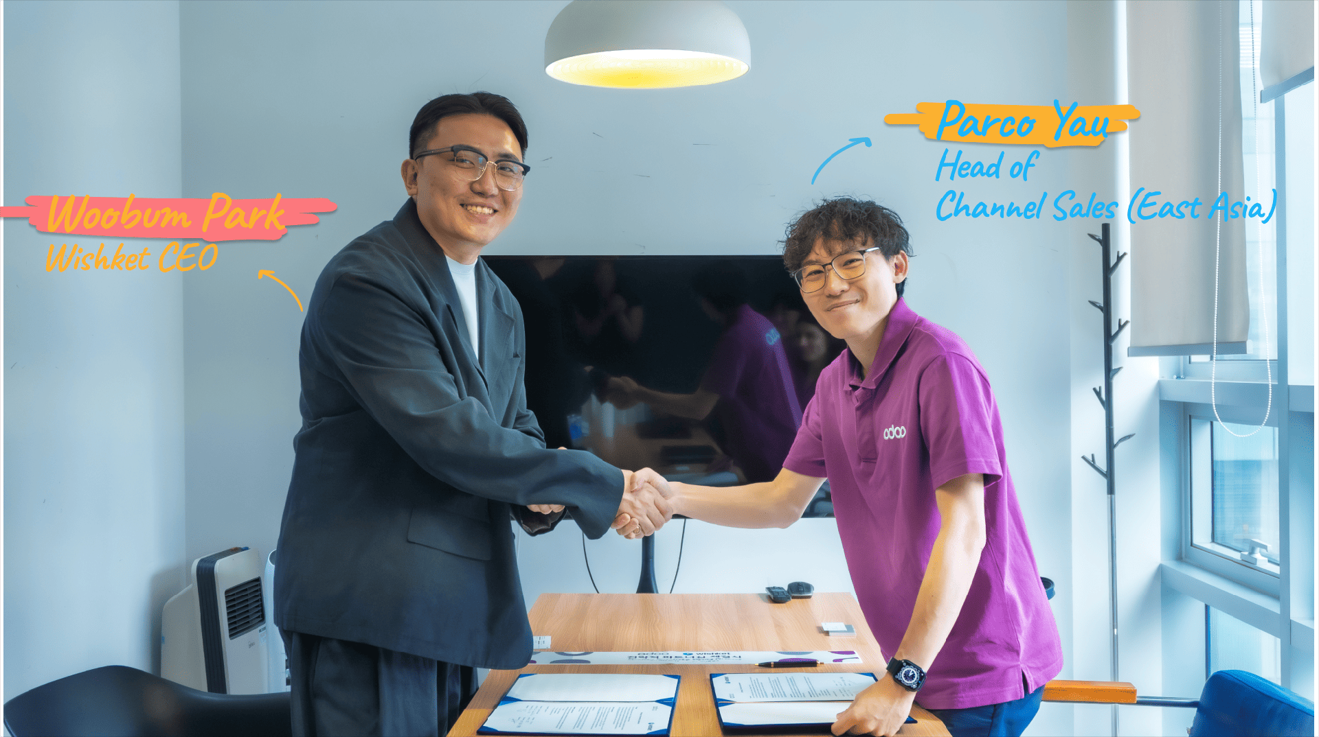 Paro Yau, Head of Channel Sales in Odoo APAC shakes hands with Woobum Woo, CEO of Wishket.