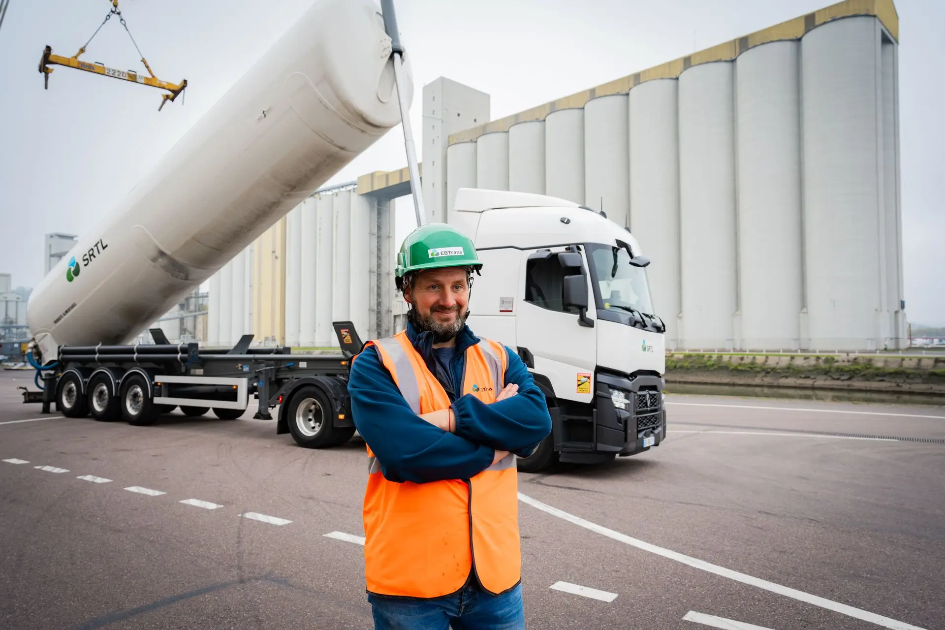 Employé devant un camion EBTrans